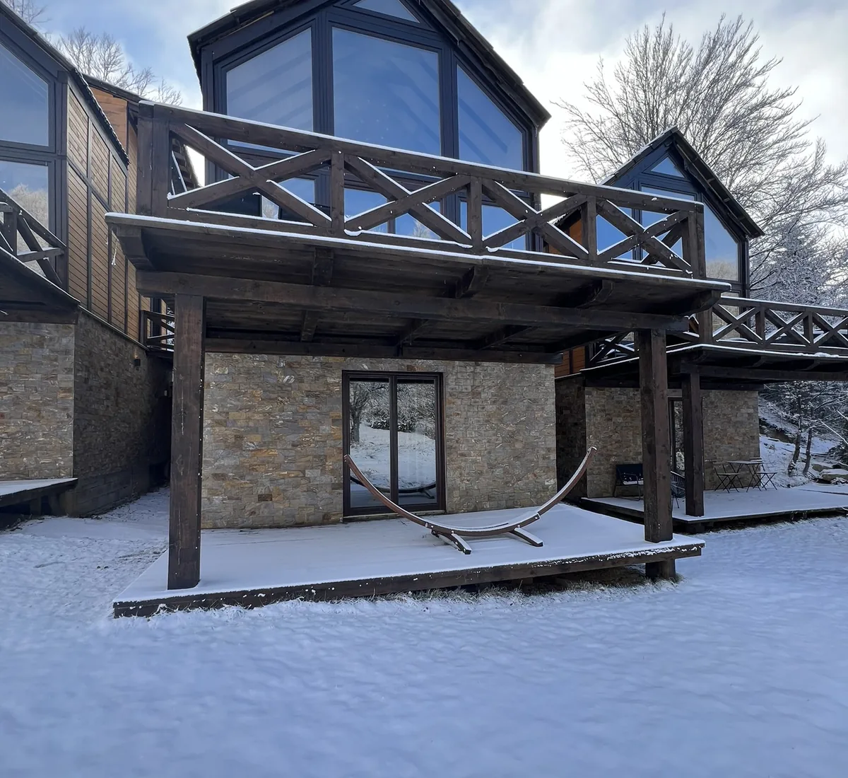 Bungalux Kopaonik pod snegom, kamena fasada i velika staklena fasada