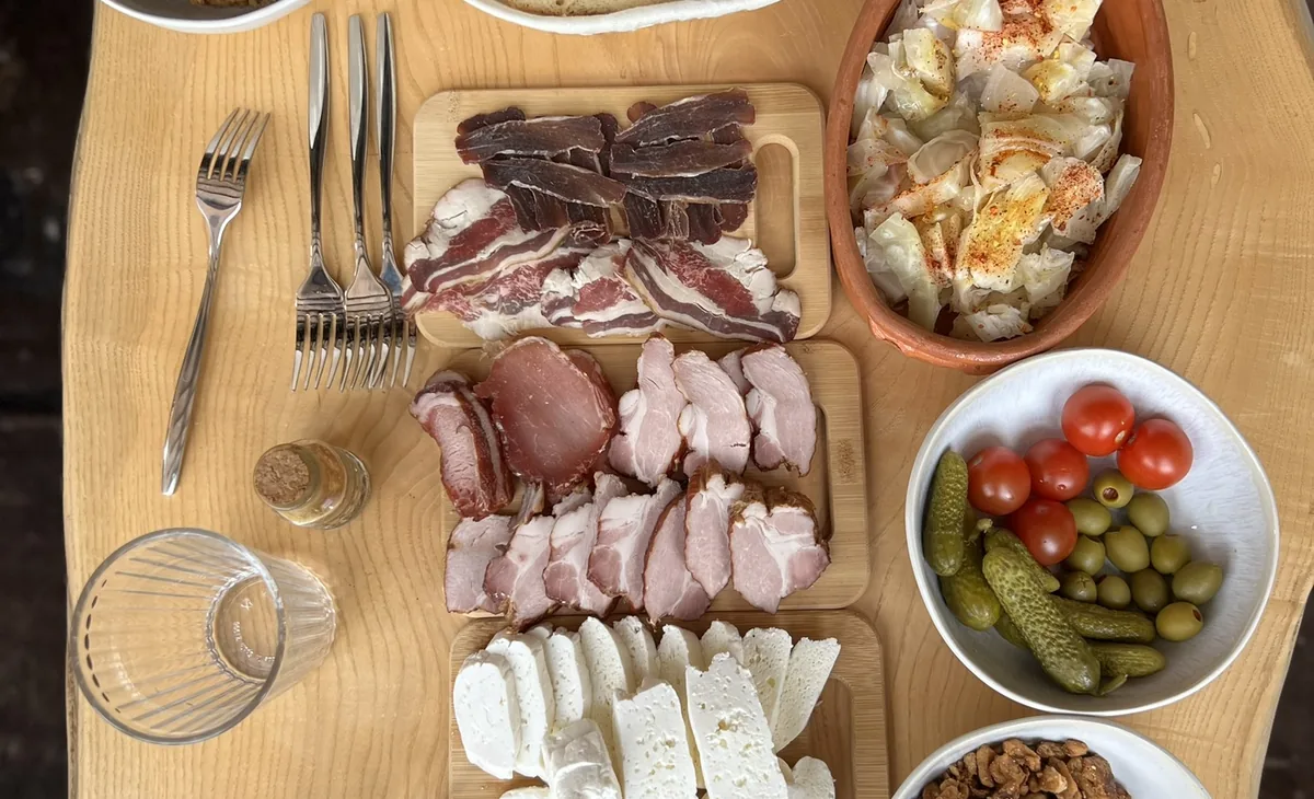 Domaći doručak sa lokalnim specijalitetima, serviran u bungalovu